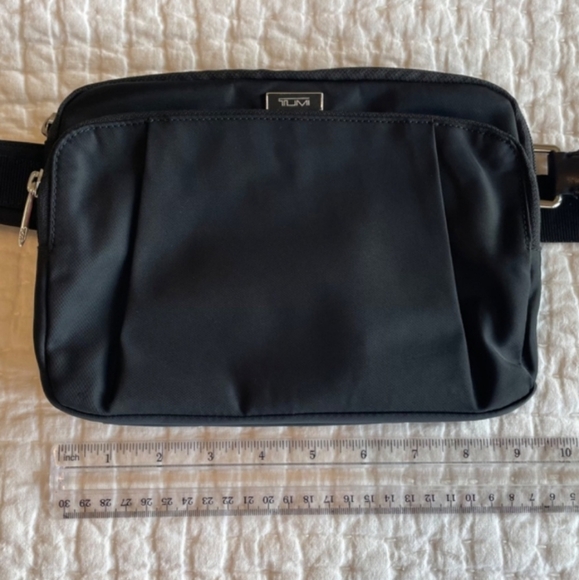Tumi Black Crossbody/Belt/Bum/Waist Bag, Used 2x, Like New - Picture 5 of 6
